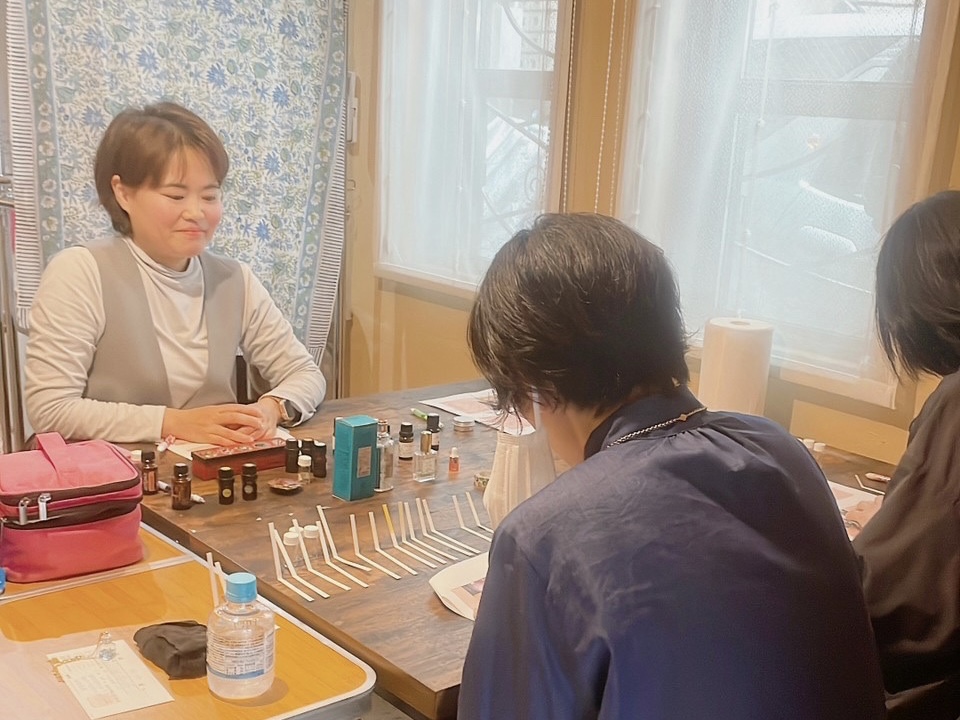 南千住 アロマブレンドレッスン 講師によるレクチャー風景